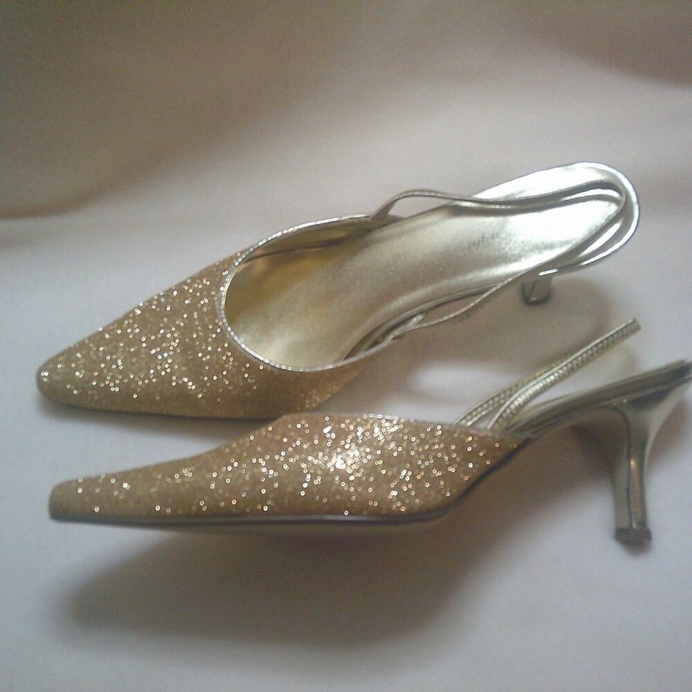 Classy Holiday Pumps - Picture 3 of 6